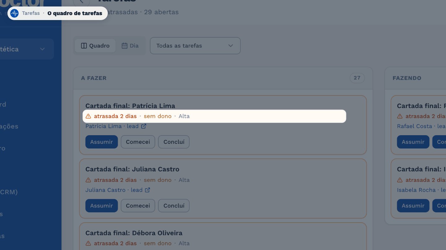 Cada tarefa mostra o que fazer, o prazo, o responsável e a prioridade. Quando passa do prazo, aparece como atrasada.